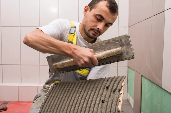 Installer des carreaux de céramique — Photo