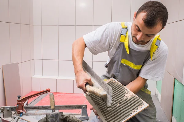 Installeren van keramische tegels — Stockfoto