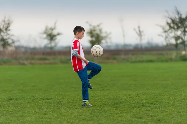 Jongen schoppen Voetbal — Stockfoto