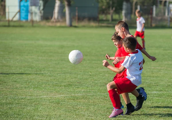 Jungen kicken Fußball Stockfoto
