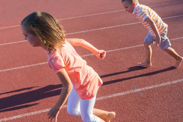 Menina feliz e menino correr — Fotografia de Stock