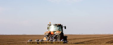 Traktör sürme çiftliği akşam yeni ekin ekimi için toprağı hazırlıyor..