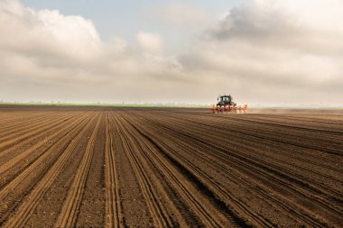 Tarım makineleri - mısır ekimi için traktör ve ekici