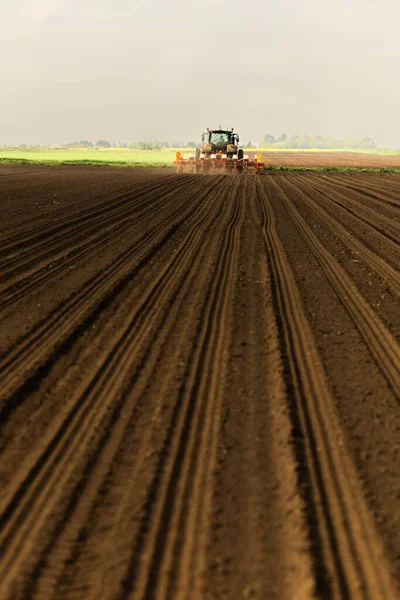 Tarım makineleri - mısır ekimi için traktör ve ekici