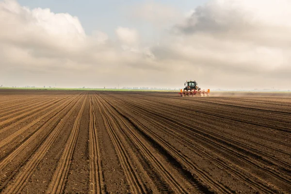 Tarım makineleri - mısır ekimi için traktör ve ekici