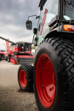 Arka arkaya sergilenen yeni tarım traktörleri. Uluslararası Tarım Teknikleri Fuarı 