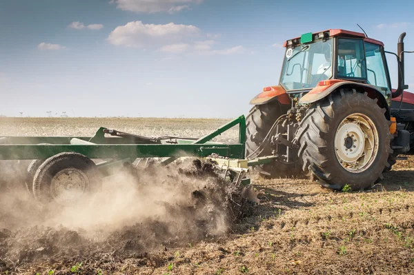 Tractor plowing — Stock Photo, Image