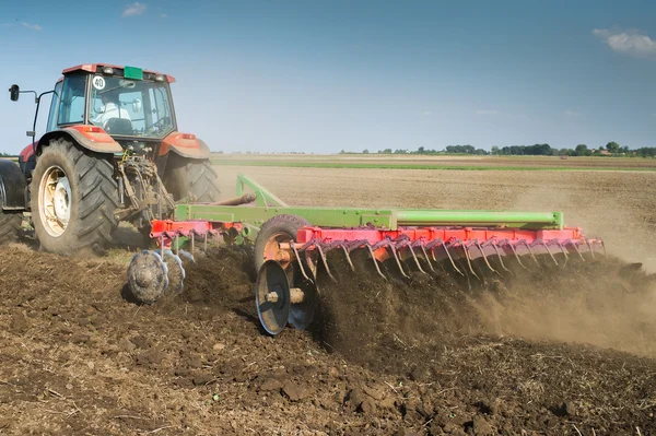 Pløying av traktor – stockfoto