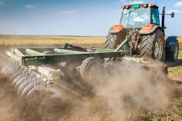 Traktor plöjer — Stockfoto