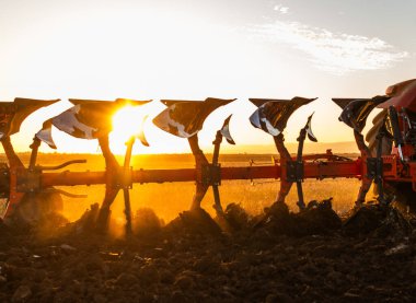 Gün batımında traktör sahada olacak. Traktör akşamları tarlayı sürüyor.
