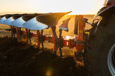 Gün batımında traktör sahada olacak. Traktör akşamları tarlayı sürüyor.