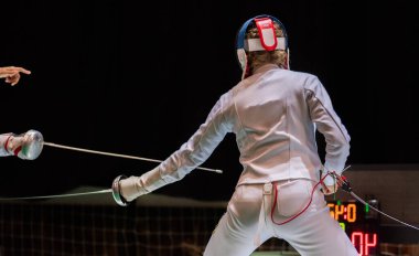 Profesyonel spor sahasında dövüşen iki bayan eskrim sporcusu