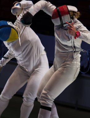 Profesyonel spor sahasında dövüşen iki bayan eskrim sporcusu