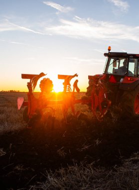 Gün batımında traktör sahada olacak. Traktör akşamları tarlayı sürüyor.