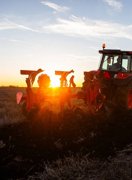 Gün batımında traktör sahada olacak. Traktör akşamları tarlayı sürüyor.