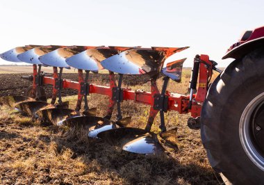 Gün batımında traktör sahada olacak. Traktör akşamları tarlayı sürüyor.