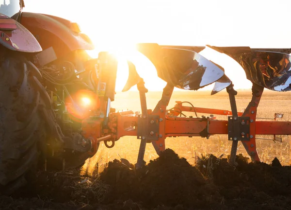 Gün batımında traktör sahada olacak. Traktör akşamları tarlayı sürüyor.