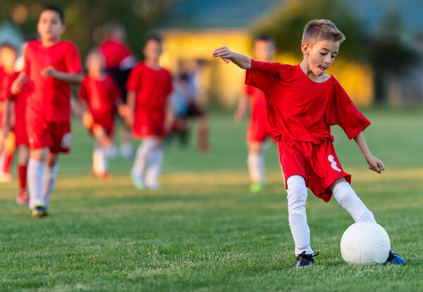 Мальчик, стреляющий по воротам
