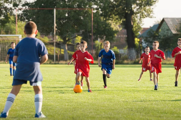 Joueurs qui courent avec la balle — Photo