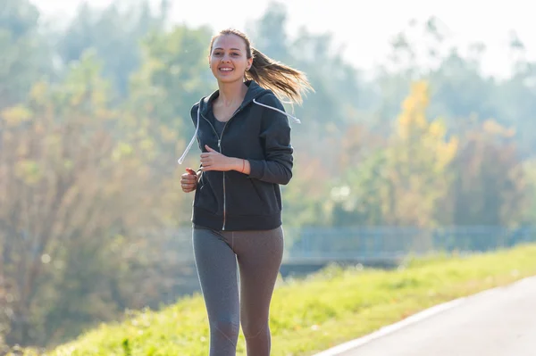 Muito jovem jogging menina — Fotografia de Stock