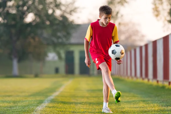 Niño jugando fútbol —  Fotos de Stock