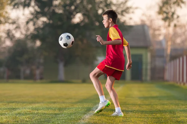 Bambino che gioca a calcio — Foto Stock