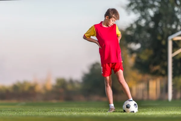 Jonge jongen met voetbal — Stockfoto