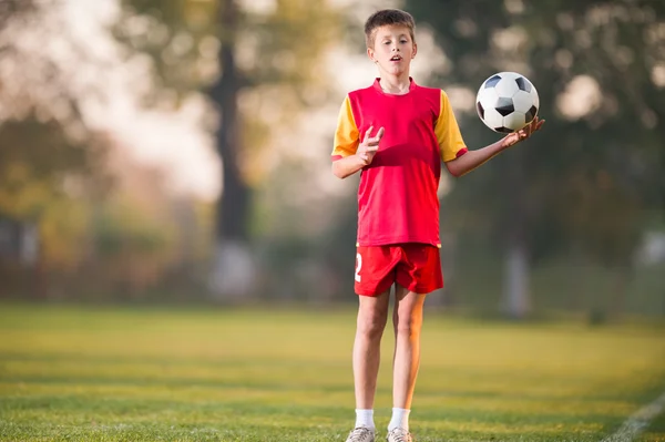 Niño con pelota de fútbol —  Fotos de Stock