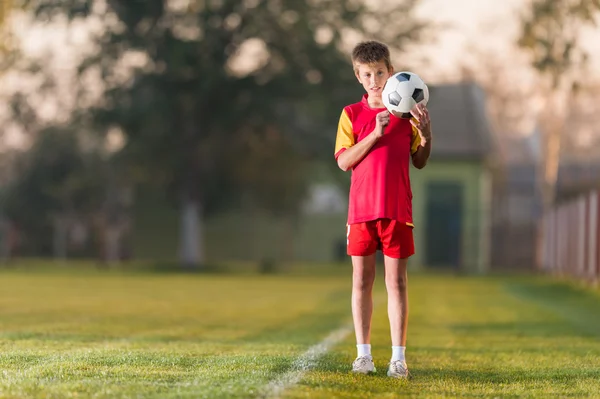 Młody chłopiec z piłką nożną — Zdjęcie stockowe