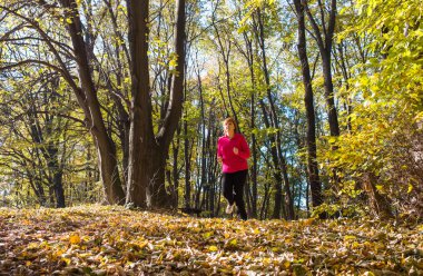 Parkta koşan kadın