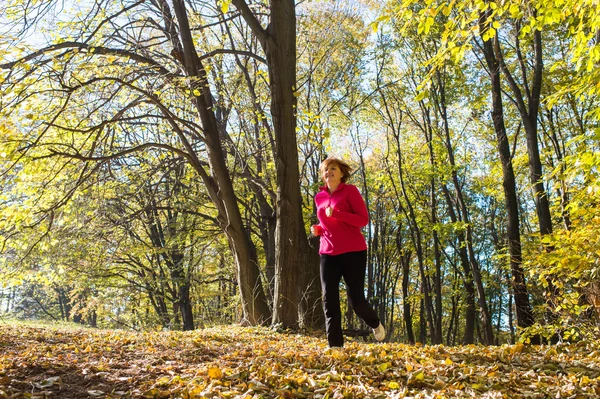 Frau läuft in Park — Stockfoto