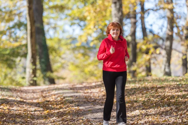 Frau läuft in Park — Stockfoto