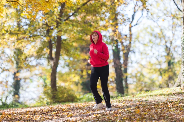 Frau läuft in Park — Stockfoto