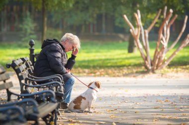 yaşlı kadın ile köpek