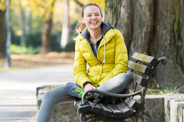 Mädchen sitzt auf einer Parkbank — Stockfoto