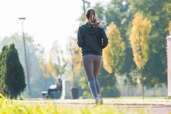 Hübsche junge Mädchen beim Joggen — Stockfoto