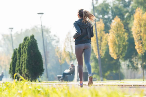 Muito jovem jogging menina — Fotografia de Stock