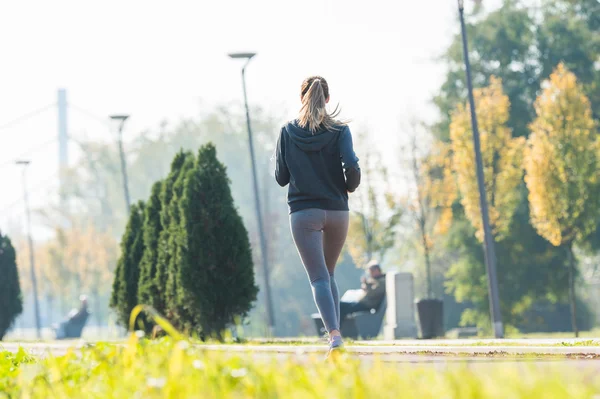 Muito jovem jogging menina — Fotografia de Stock