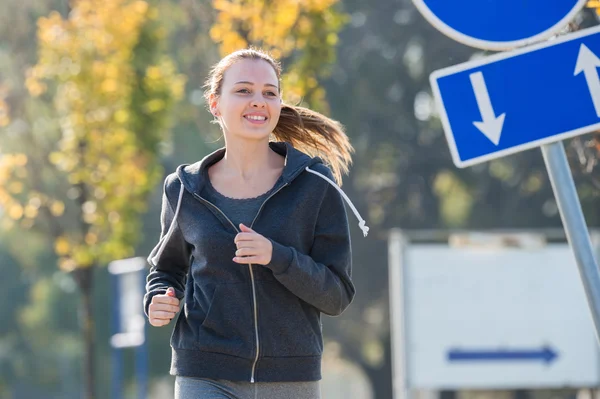 Pretty young girl  jogging — Stock Photo, Image