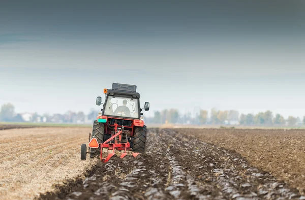 Traktor pflügt Feld um — Stockfoto