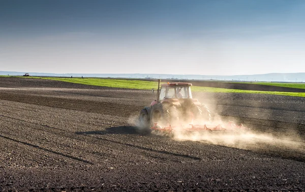 Preparing land for sowing — Stock Photo, Image