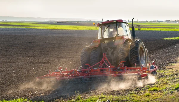 Voorbereiding van land bestemd voor zaaidoeleinden — Stockfoto