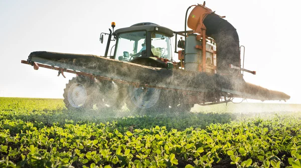 Tractor pulverización de pesticidas — Foto de Stock