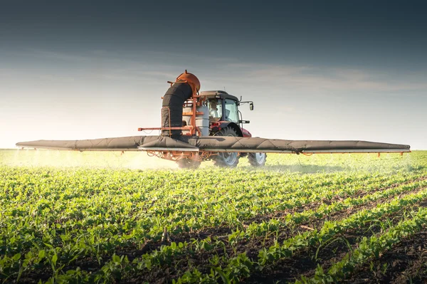 Traktor postřik pesticidy — Stock fotografie