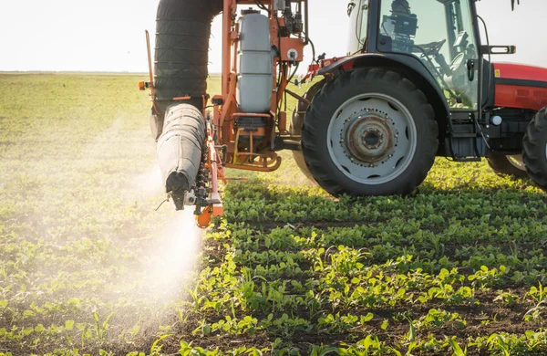 Trekker spuiten van pesticiden — Stockfoto