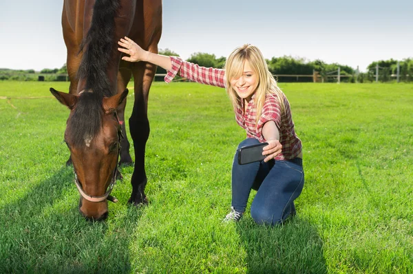 Meisje neemt een selfie — Stockfoto