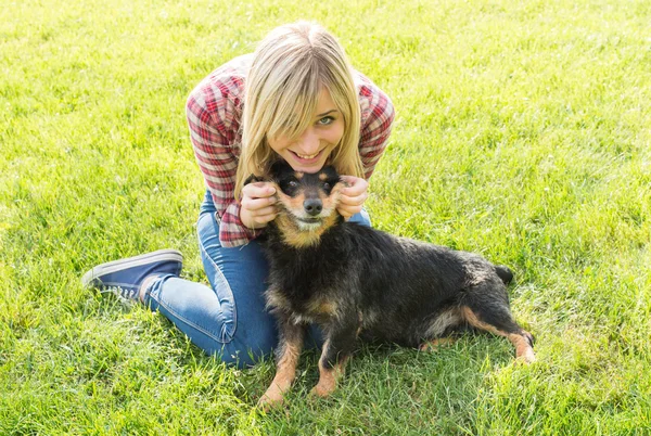 Adolescentes Meninas e cão — Fotografia de Stock