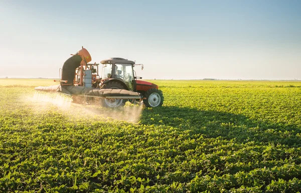 Traktor postřik pesticidy — Stock fotografie