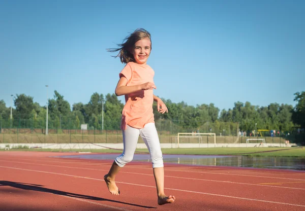 Ευτυχισμένος κορίτσι που τρέχει — Φωτογραφία Αρχείου