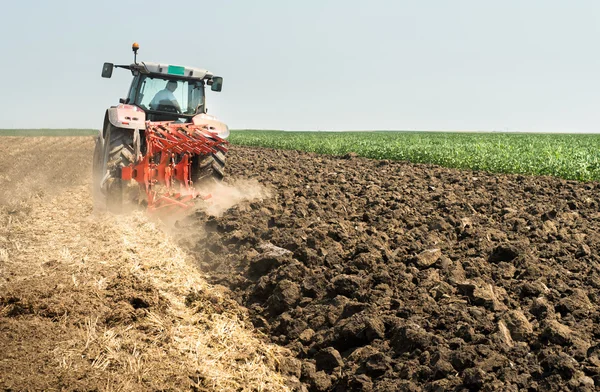 Campo de arado do trator — Fotografia de Stock